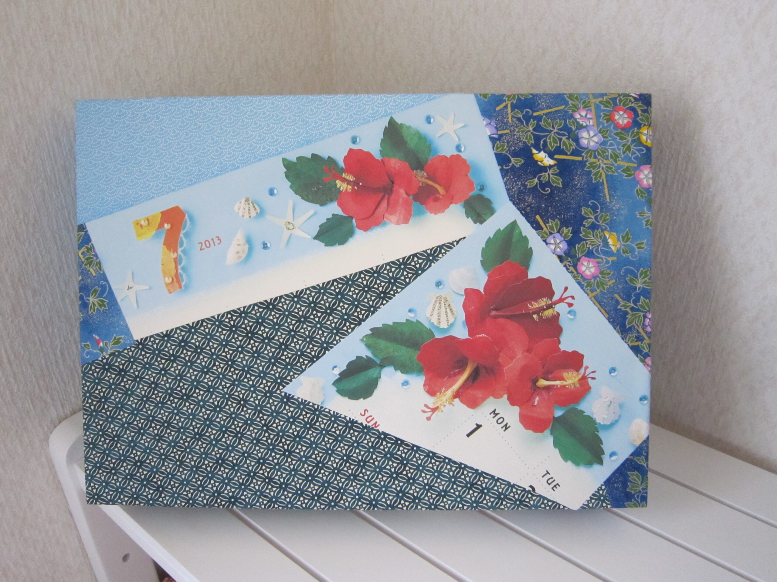 カレンダーを再利用した青い箱