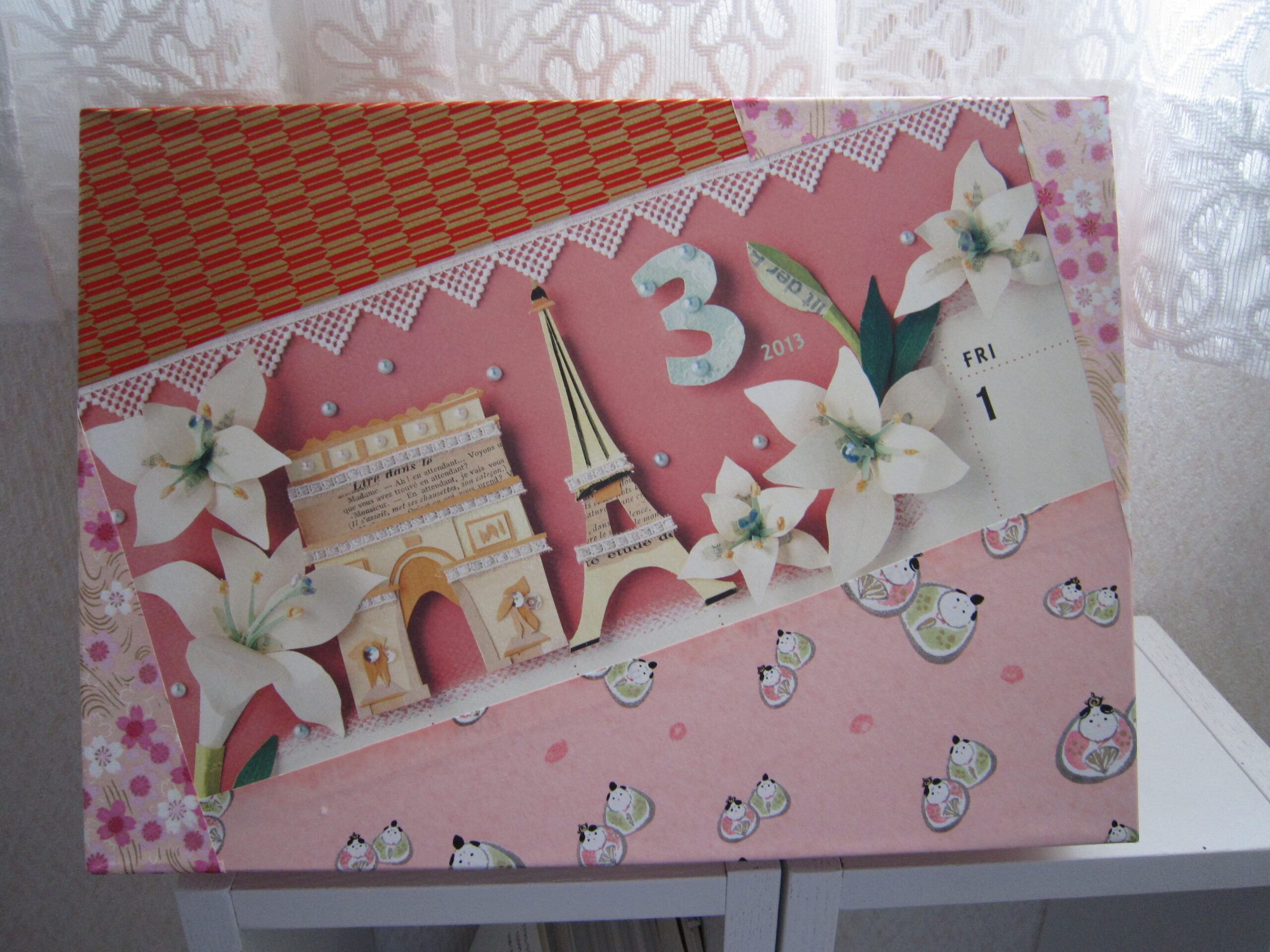 カレンダーを再利用した赤い箱