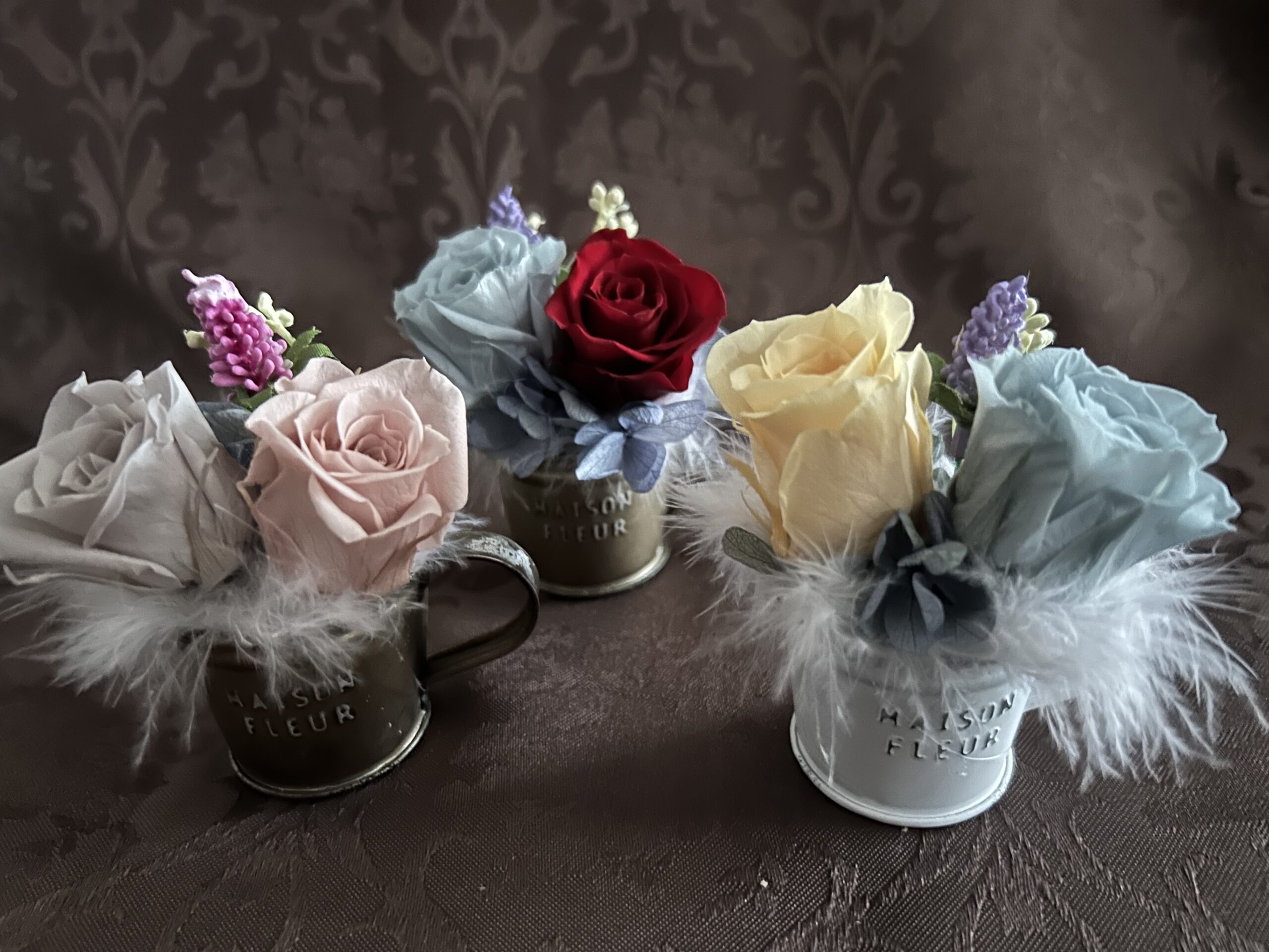 小さめ3種のバラのプリザーブドフラワー作品
